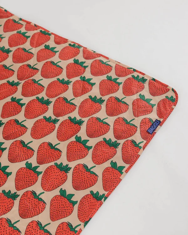 Puffy Picnic Blanket - Strawberry - Material: ripstop-nylon